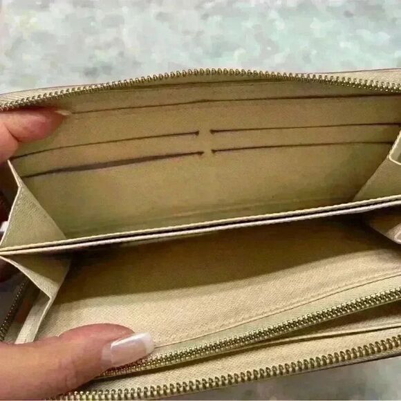 LOUIS VUITTON Damier Azur Pattern Zippy Wallet - Picture 6 of 6